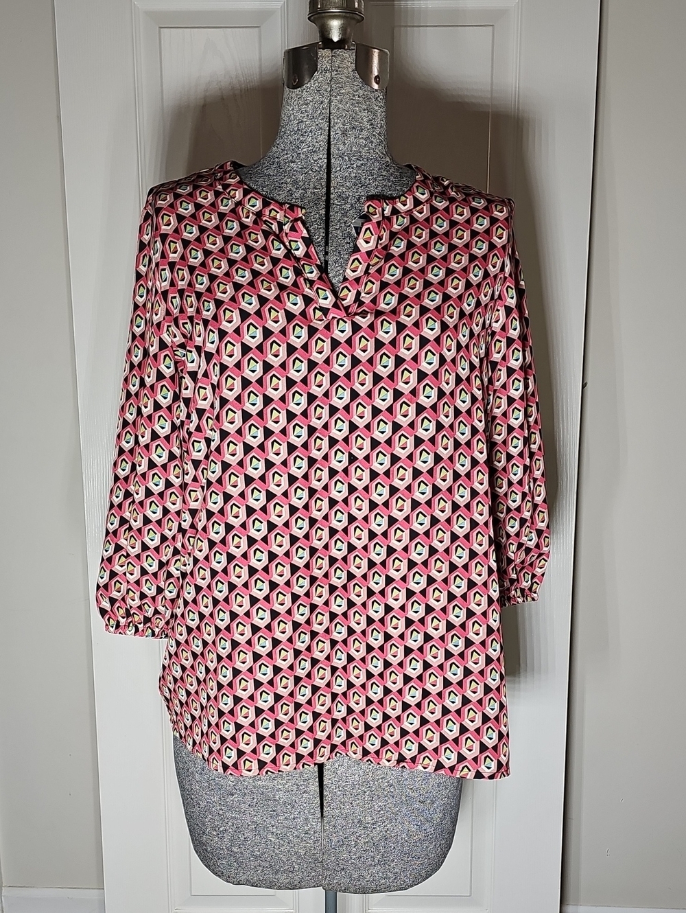 Pleione Geometric Print Split Neck 3/4 Sleeve Blouse Top Pink Black XS